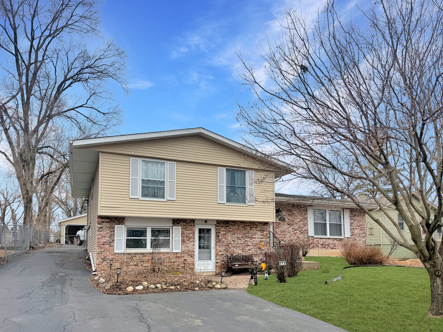 314 Plum Street, Lake In The Hills, IL 60156