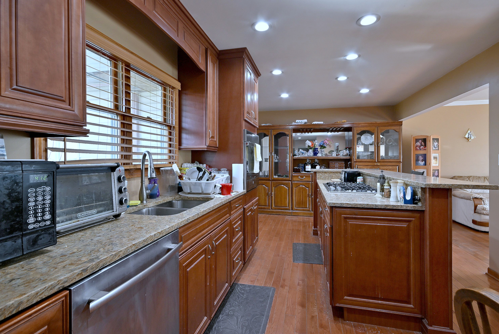 357 N PIONEER Drive, Addison, IL 60101