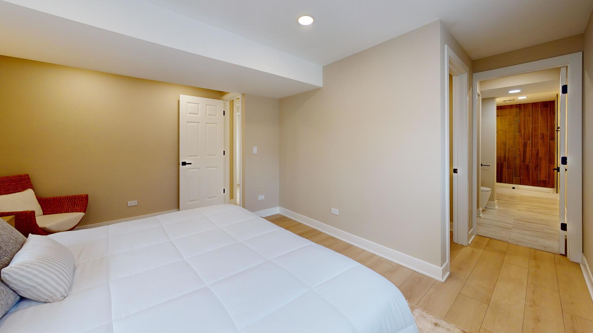 907 W North Avenue, Lake Bluff, IL 60044