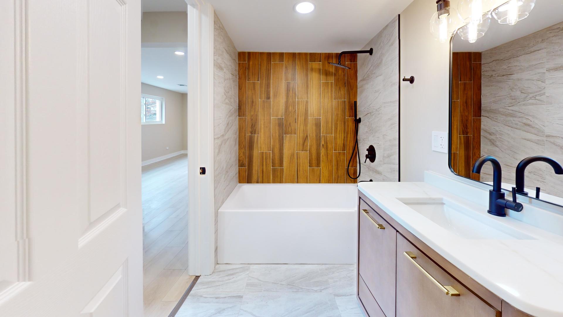 907 W North Avenue, Lake Bluff, IL 60044