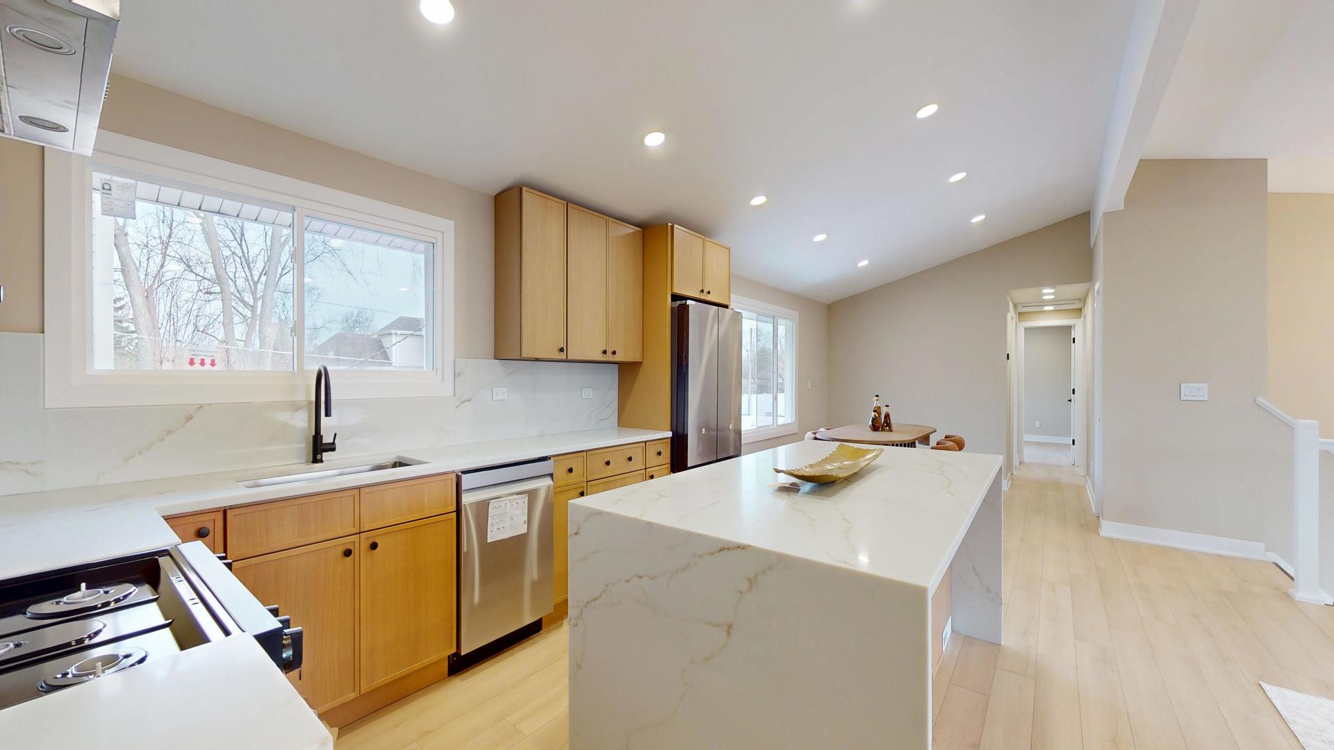 907 W North Avenue, Lake Bluff, IL 60044