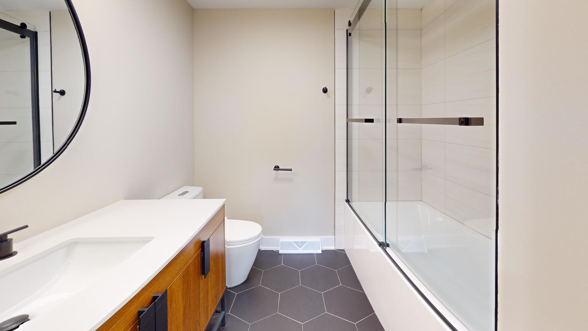 907 W North Avenue, Lake Bluff, IL 60044