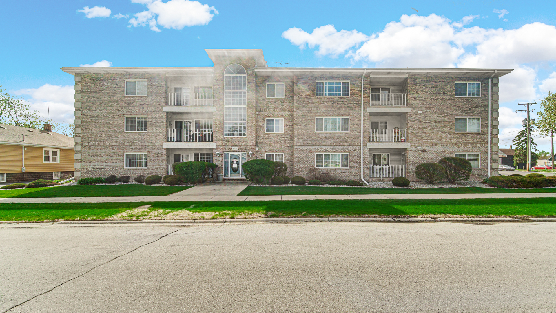 18216 Lange Street #2E, Lansing, IL 60438