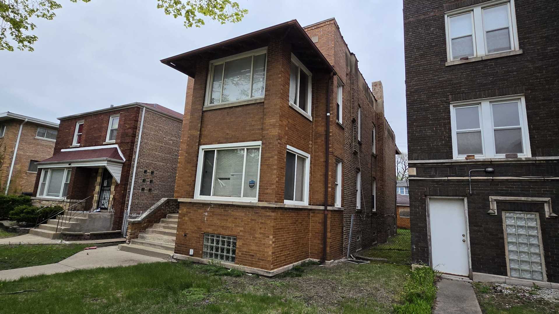 8215 S Eberhart Avenue, Chicago, IL 60619