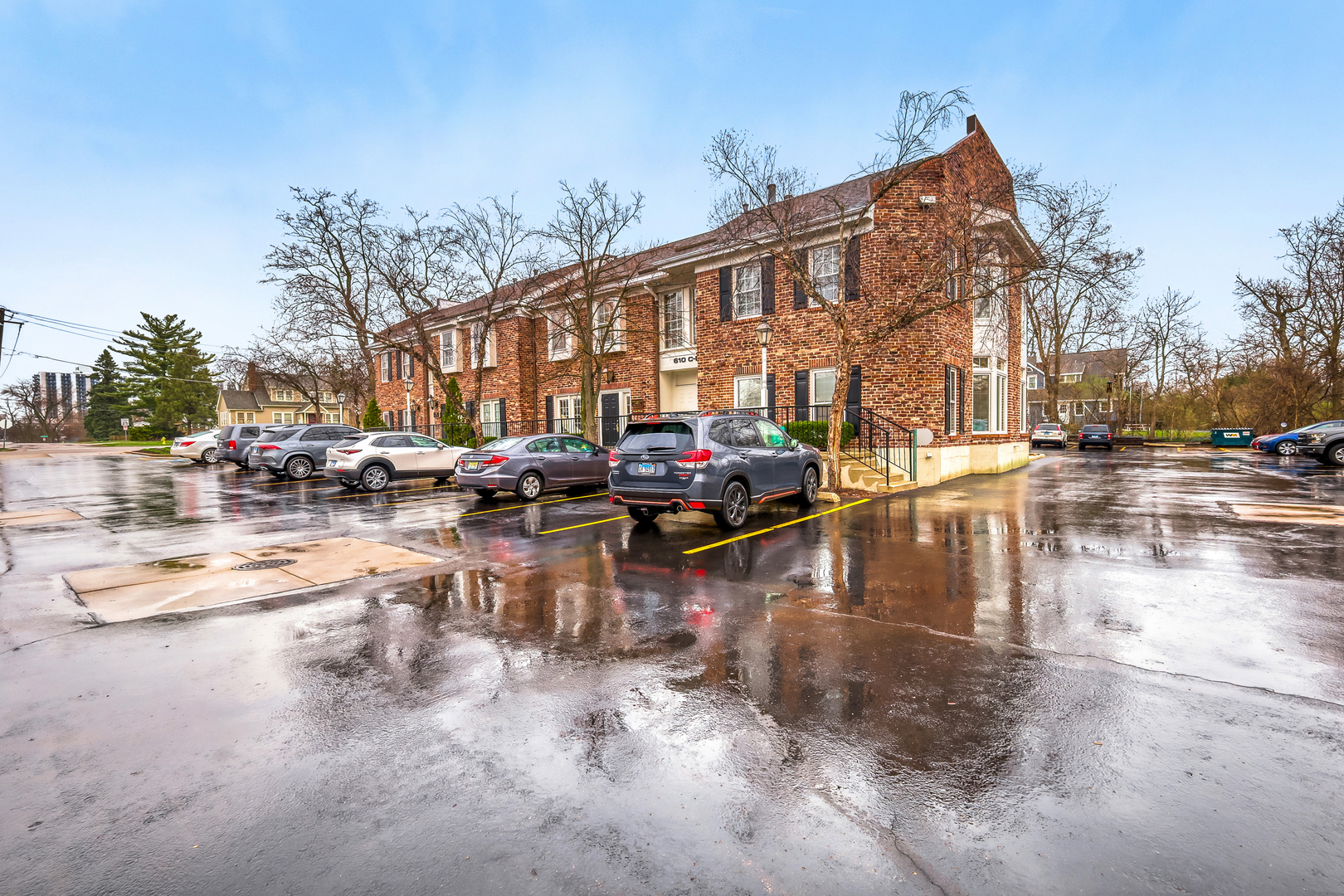 610 W Roosevelt Road #D2, Wheaton, IL 60187