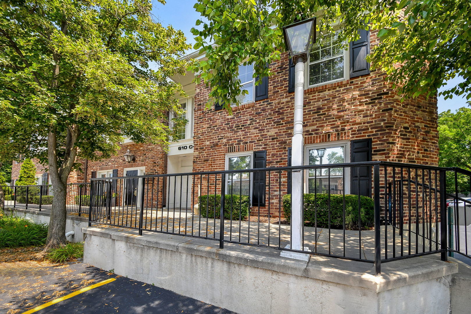 610 W Roosevelt Road #D2, Wheaton, IL 60187