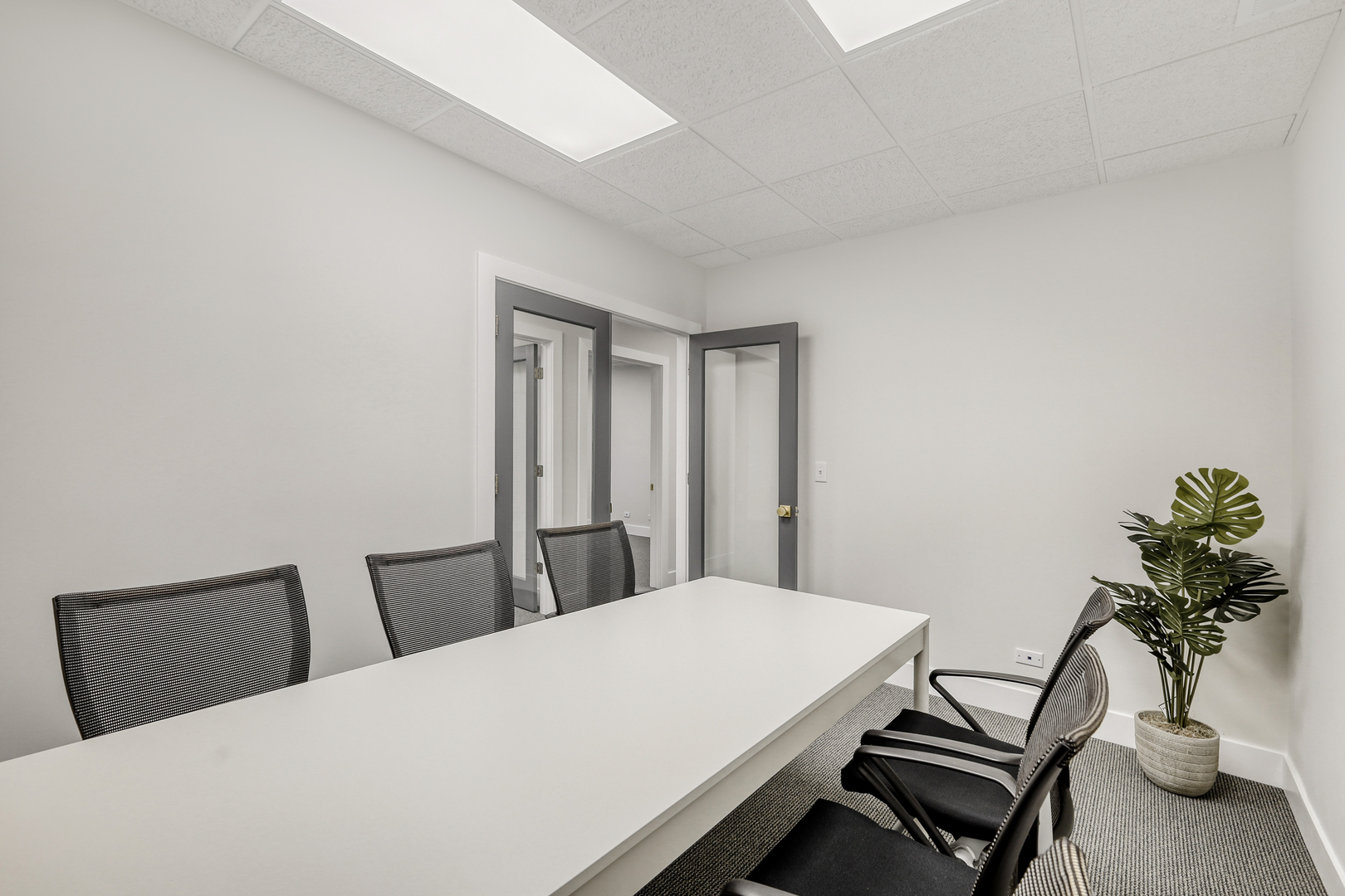 610 W Roosevelt Road #D2, Wheaton, IL 60187