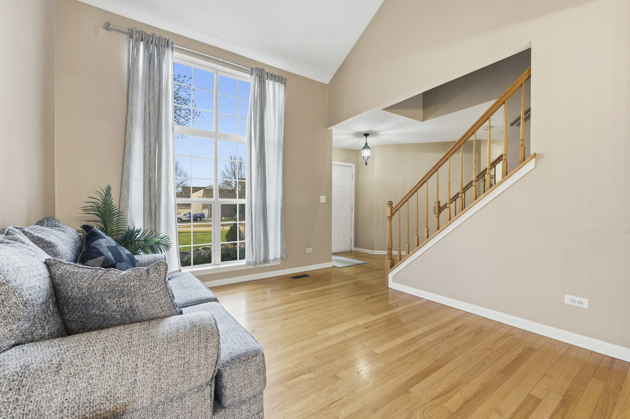 138 Emerald Drive, Streamwood, IL 60107