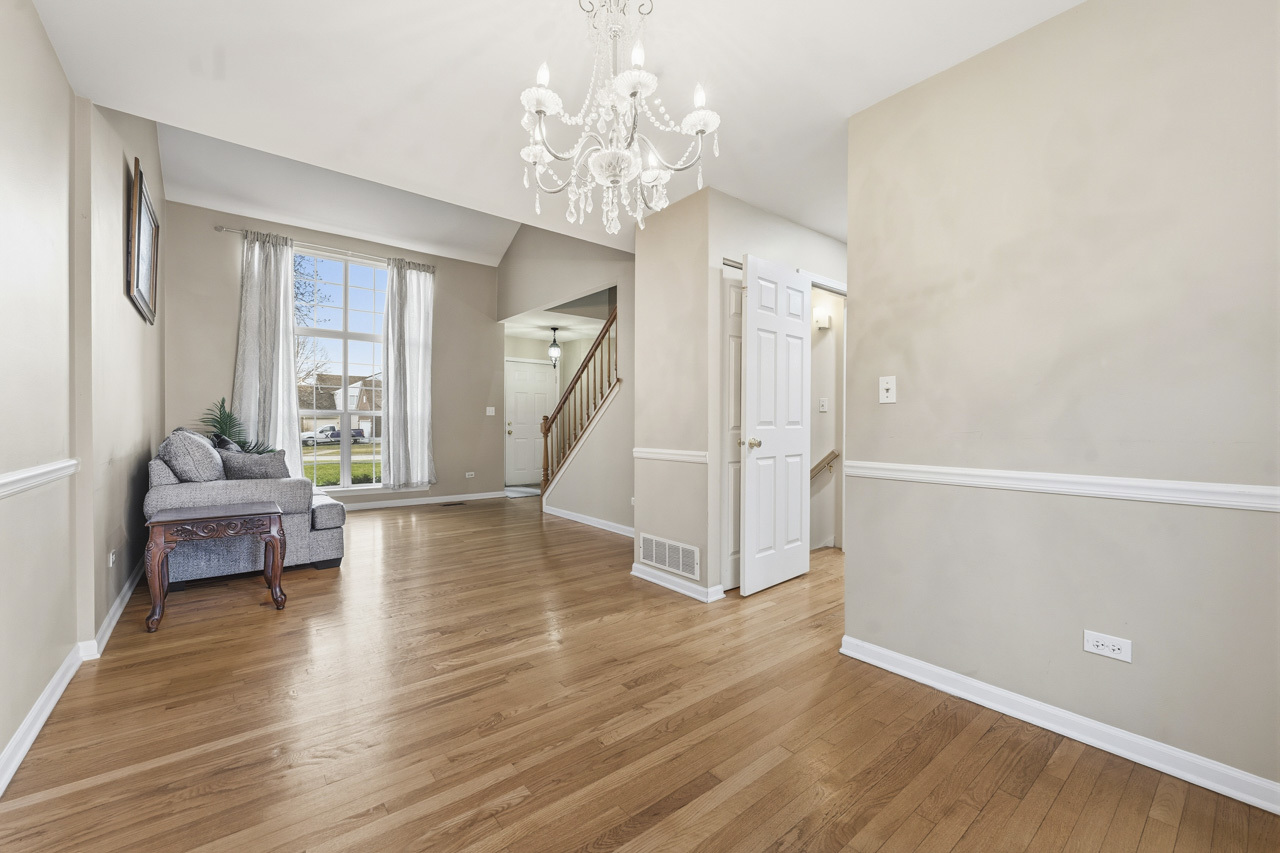 138 Emerald Drive, Streamwood, IL 60107