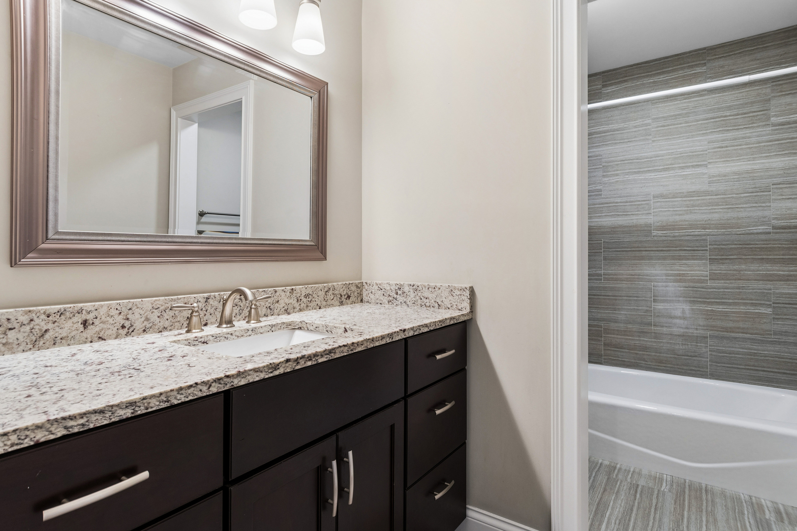 2757 Nicole Circle, Aurora, IL 60502