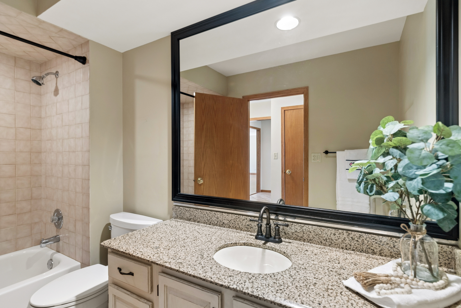 808 Kristin Court #808, Gurnee, IL 60031