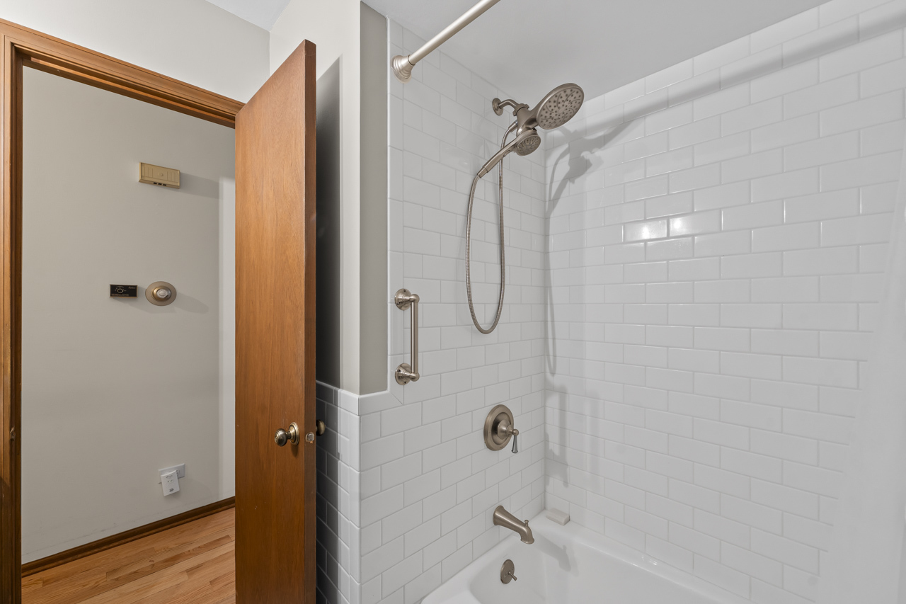 815 Carriage Drive, Algonquin, IL 60102