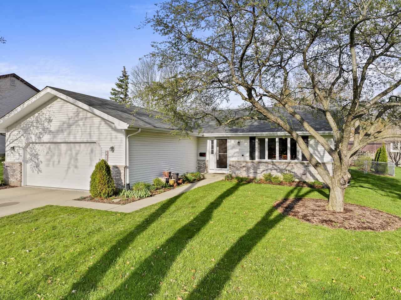 815 Carriage Drive, Algonquin, IL 60102