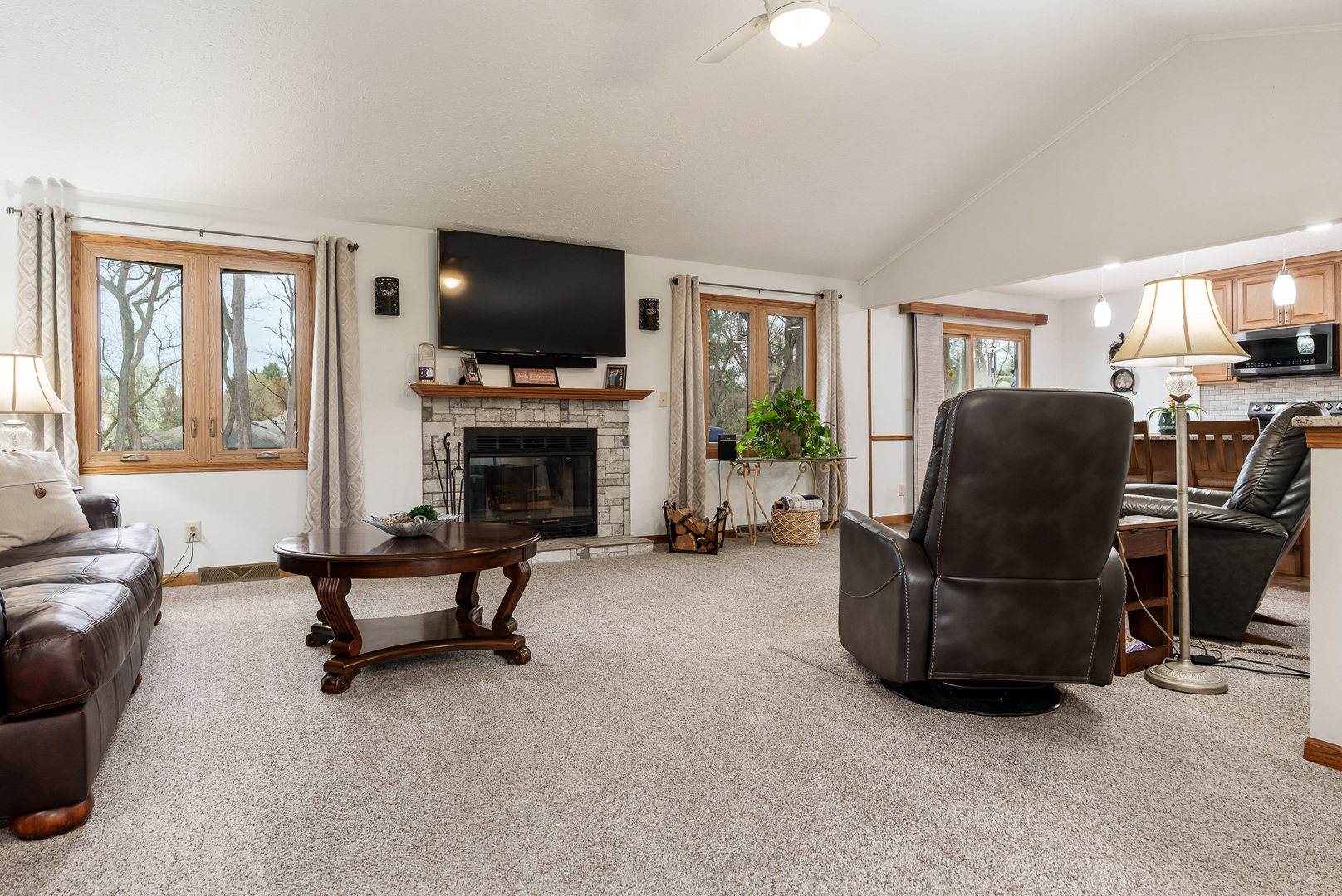 6658 Nestlewood Drive, Roscoe, IL 61073