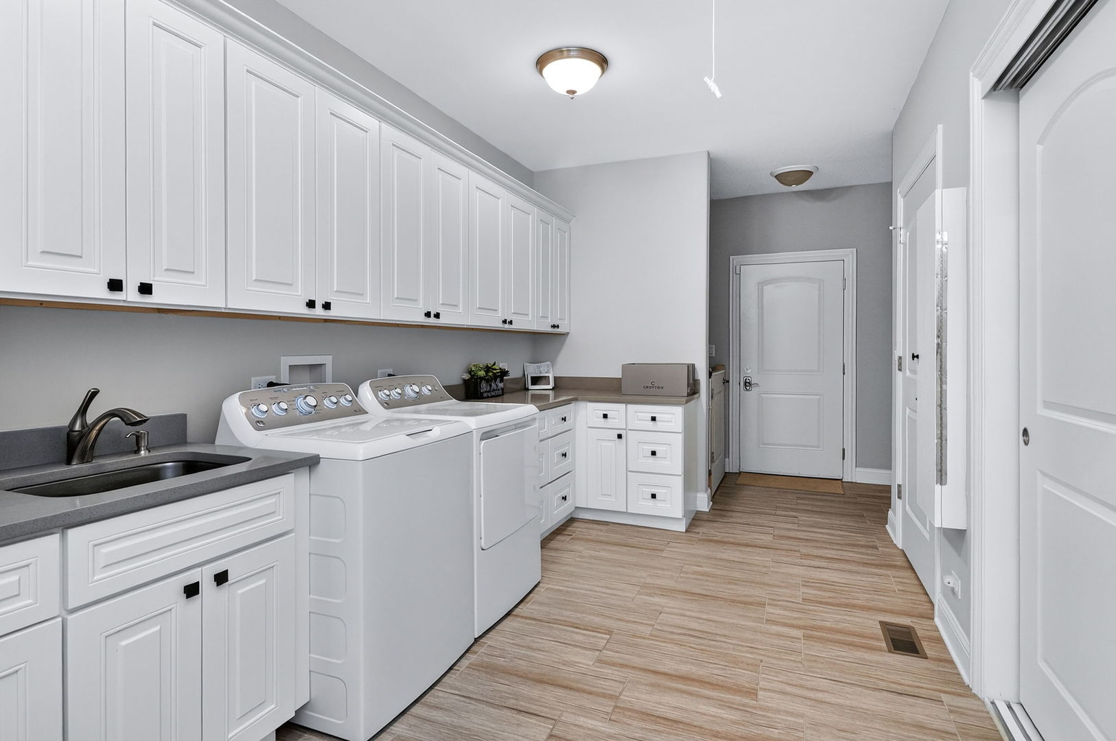 669 E Byron Avenue, Addison, IL 60101