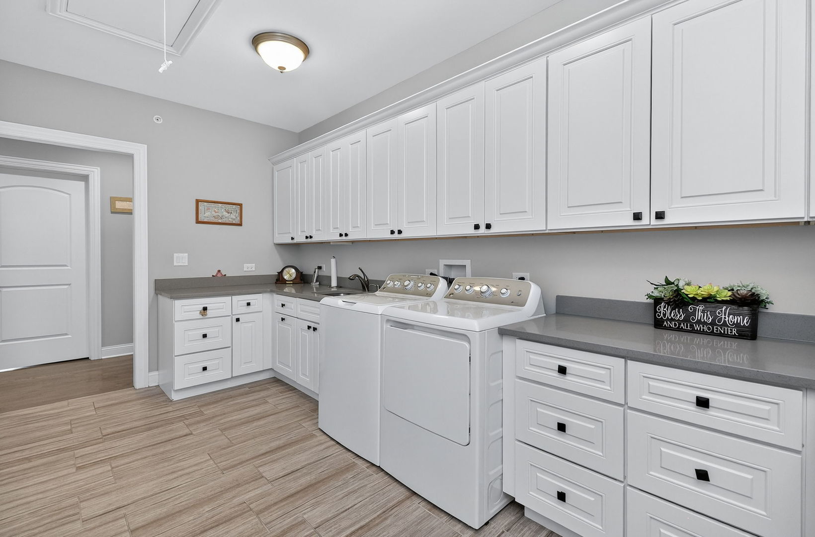 669 E Byron Avenue, Addison, IL 60101