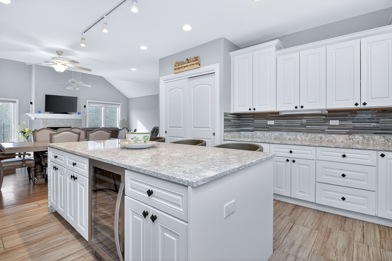 669 E Byron Avenue, Addison, IL 60101