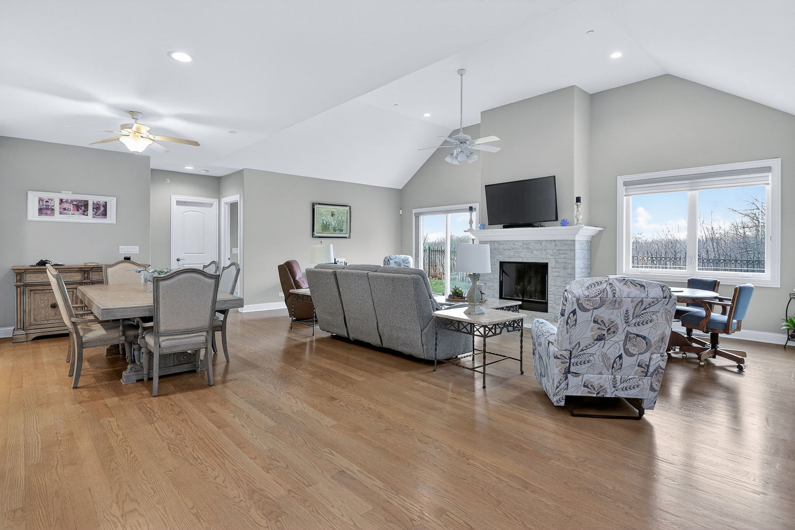 669 E Byron Avenue, Addison, IL 60101