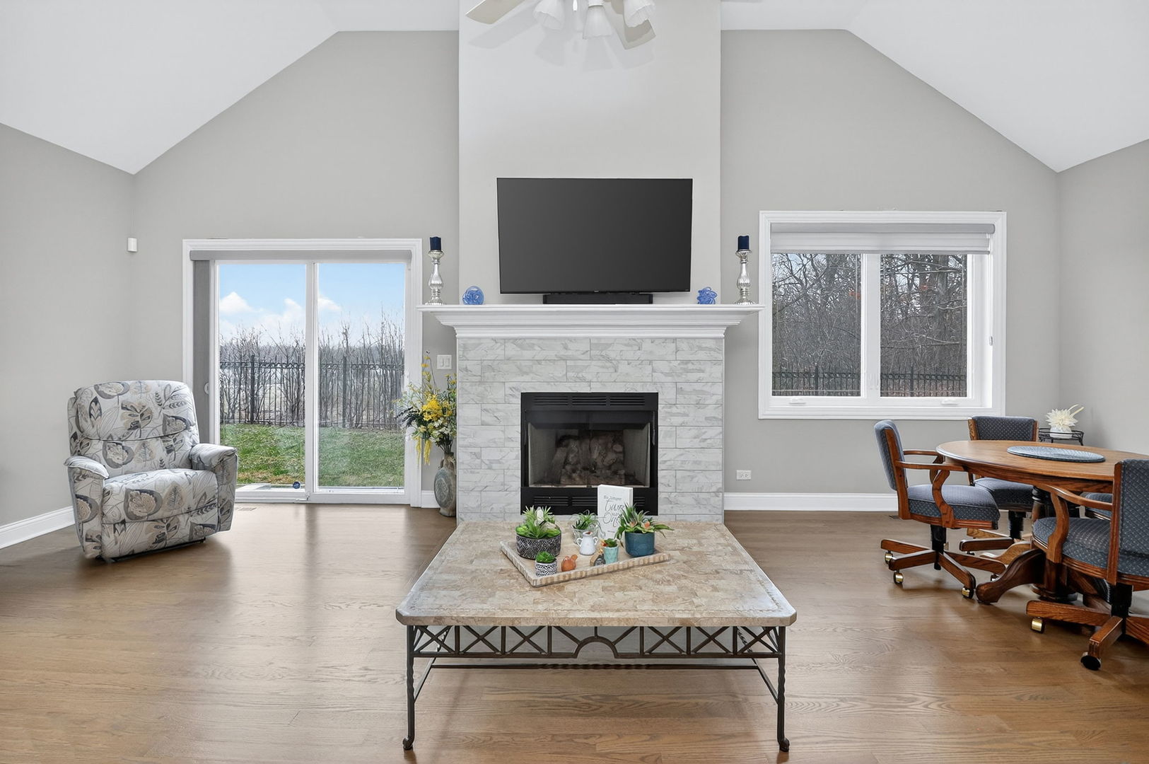 669 E Byron Avenue, Addison, IL 60101