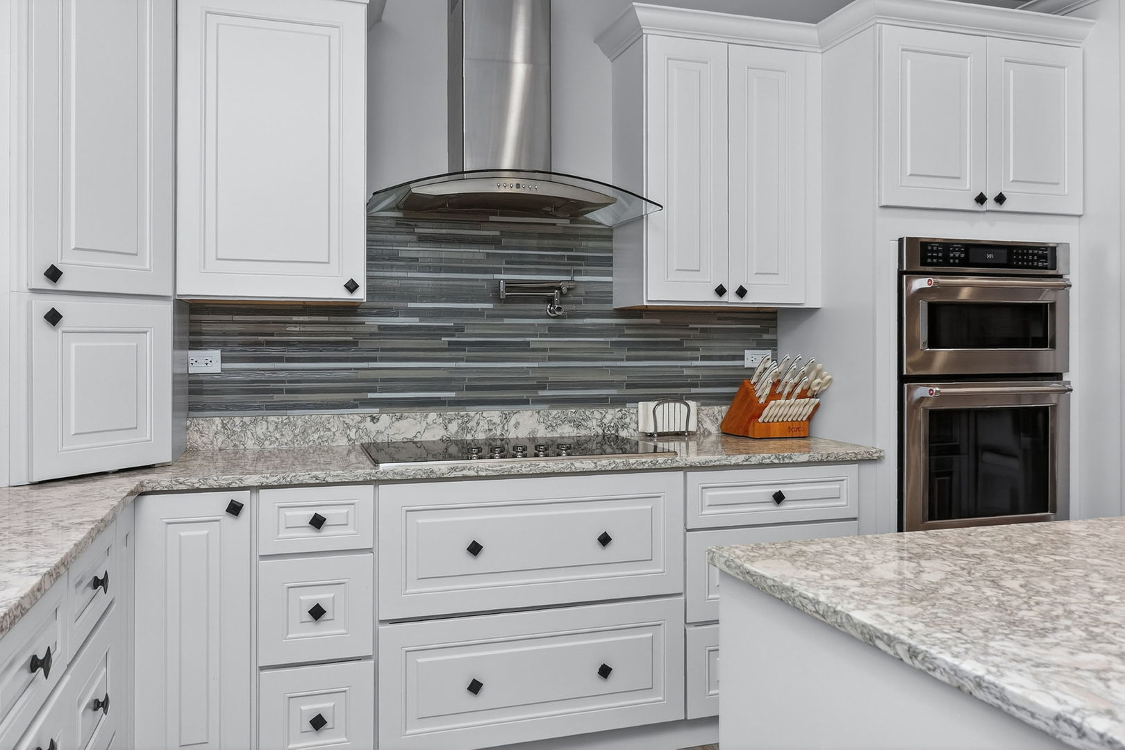 669 E Byron Avenue, Addison, IL 60101