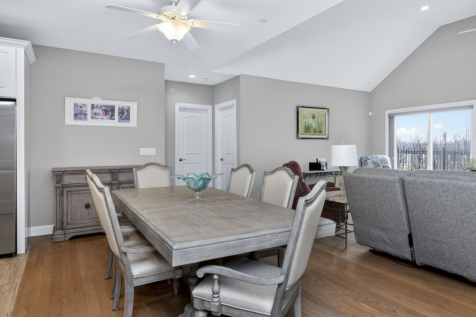 669 E Byron Avenue, Addison, IL 60101