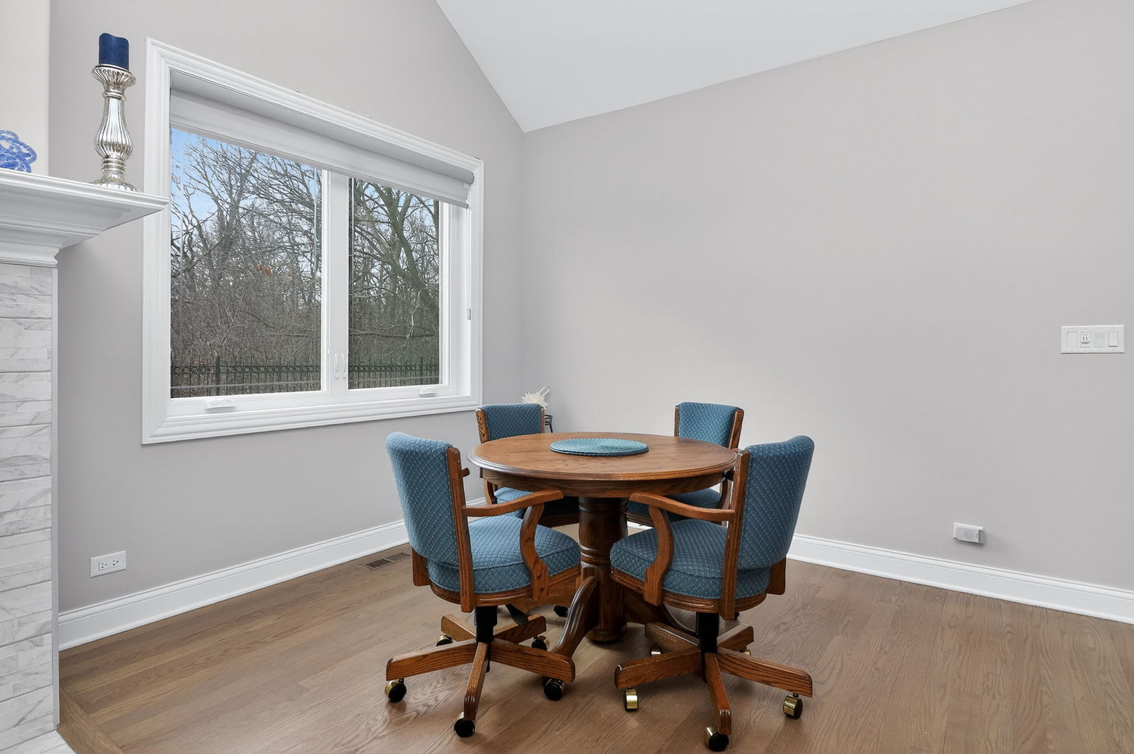 669 E Byron Avenue, Addison, IL 60101