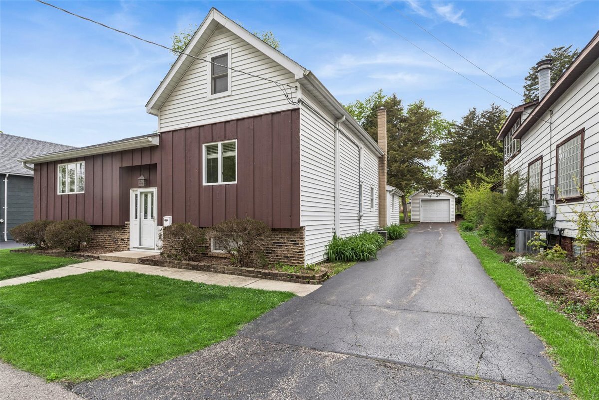 1631 Park Street, McHenry, IL 60050