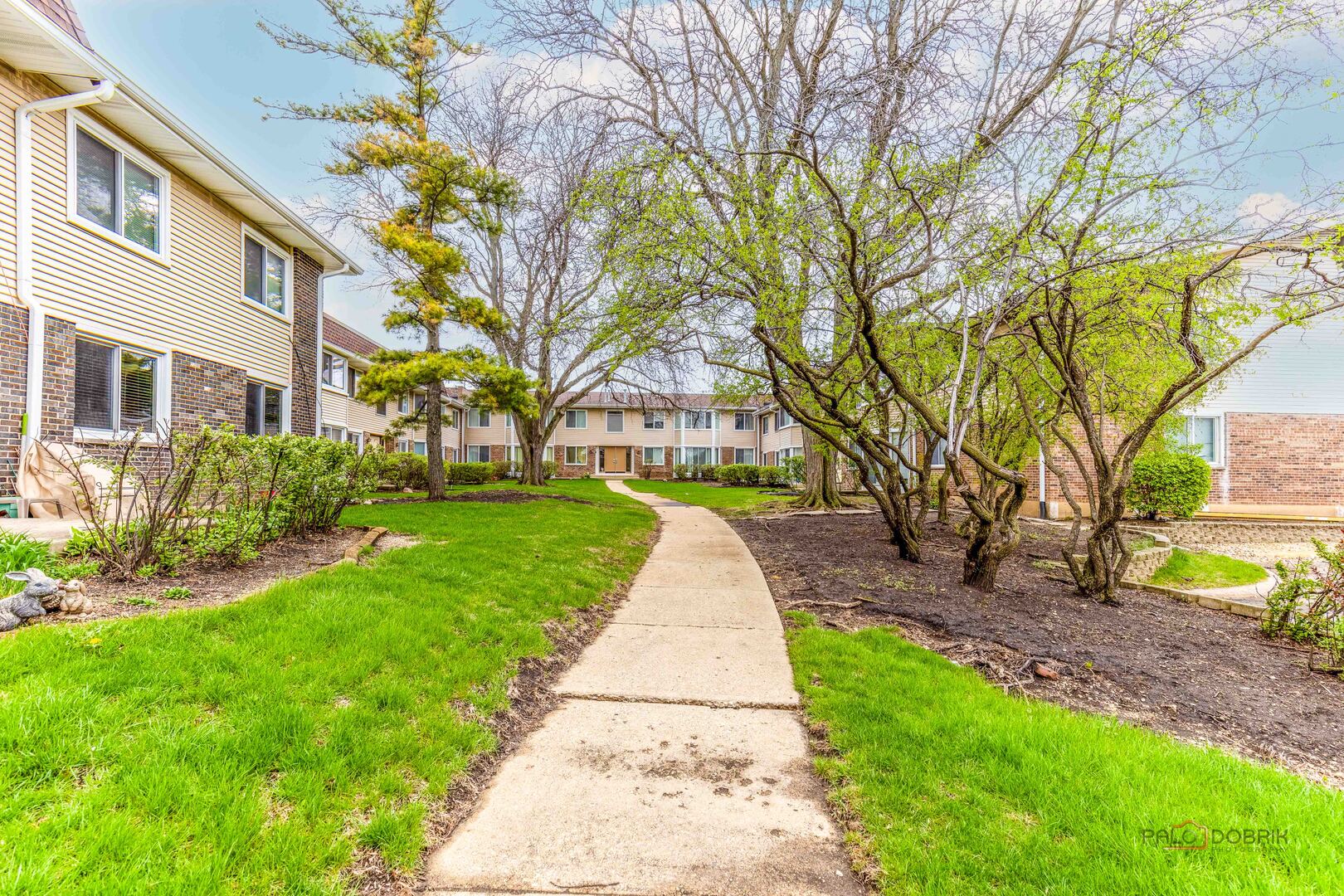 3004 Roberts Drive #8, Woodridge, IL 60517