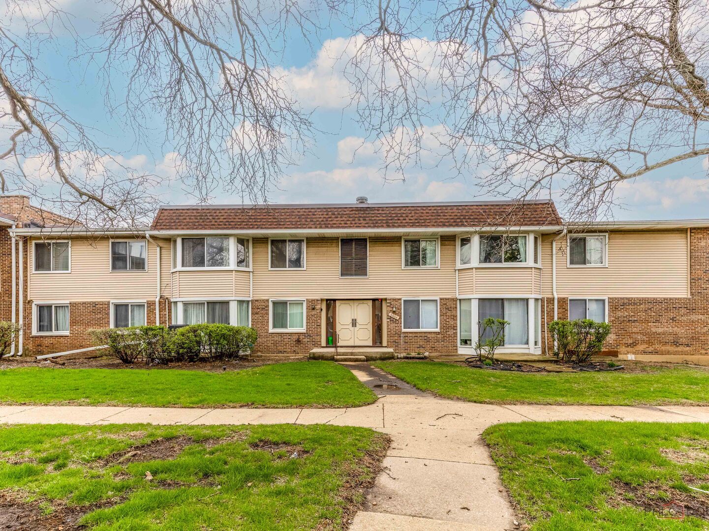 3004 Roberts Drive #8, Woodridge, IL 60517