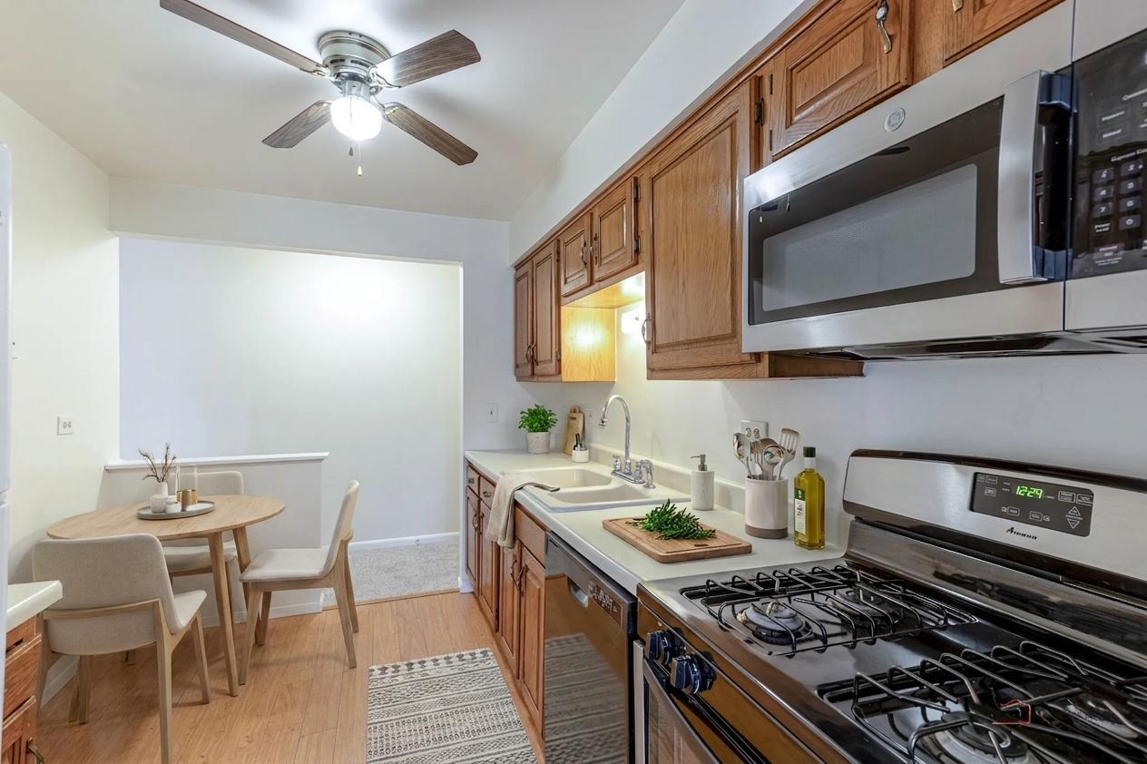 3004 Roberts Drive #8, Woodridge, IL 60517