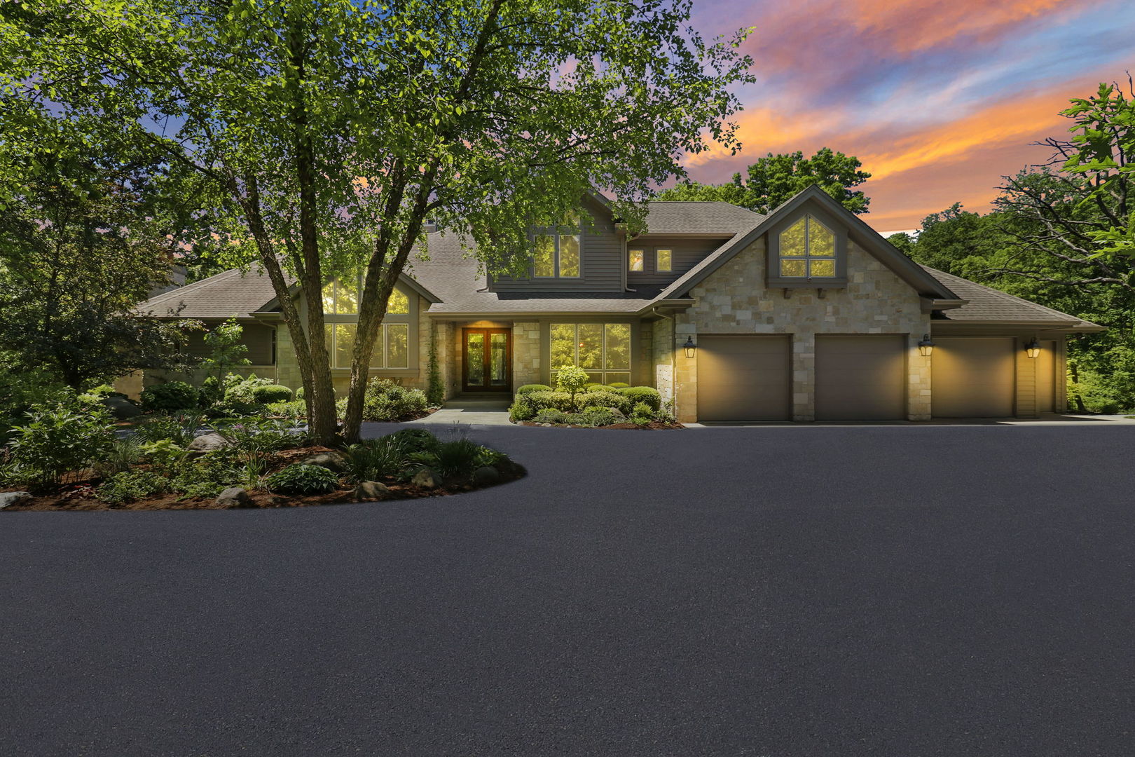 8806 WHISPERING PINES Trail, Woodstock, IL 60098