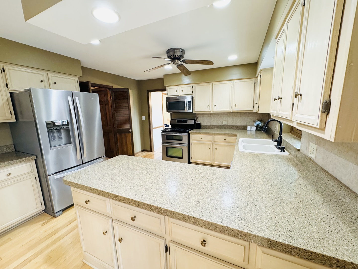 817 Huntleigh Drive, Naperville, IL 60540