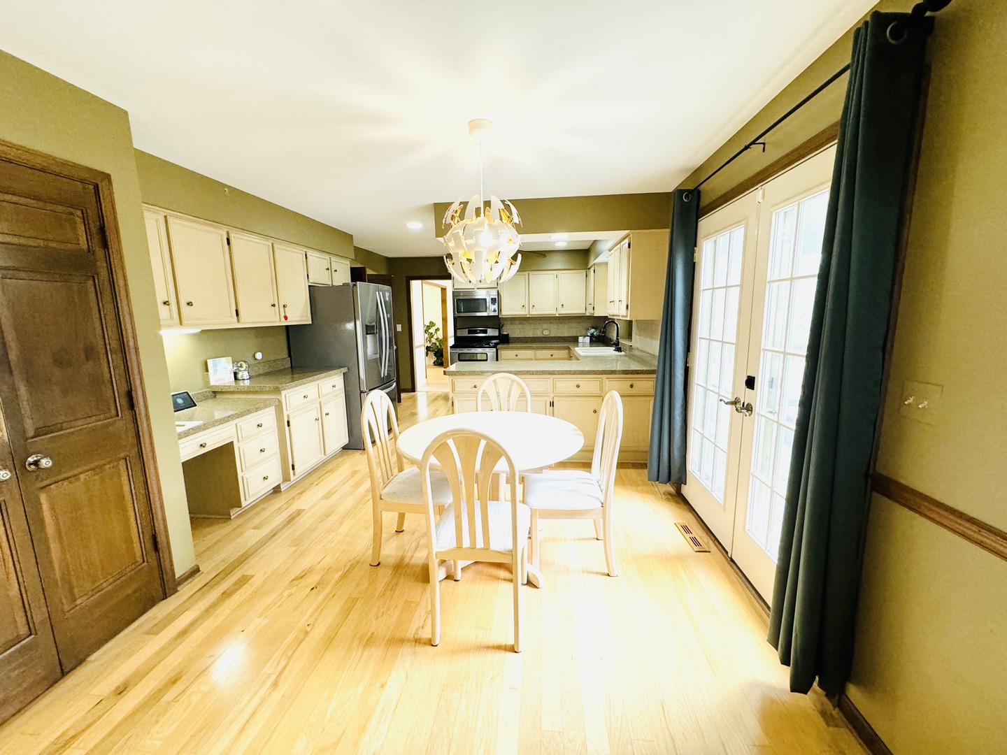 817 Huntleigh Drive, Naperville, IL 60540