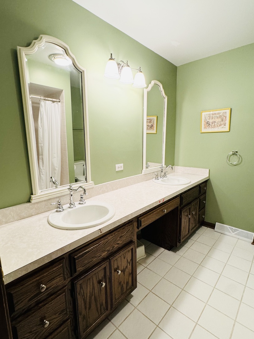 817 Huntleigh Drive, Naperville, IL 60540