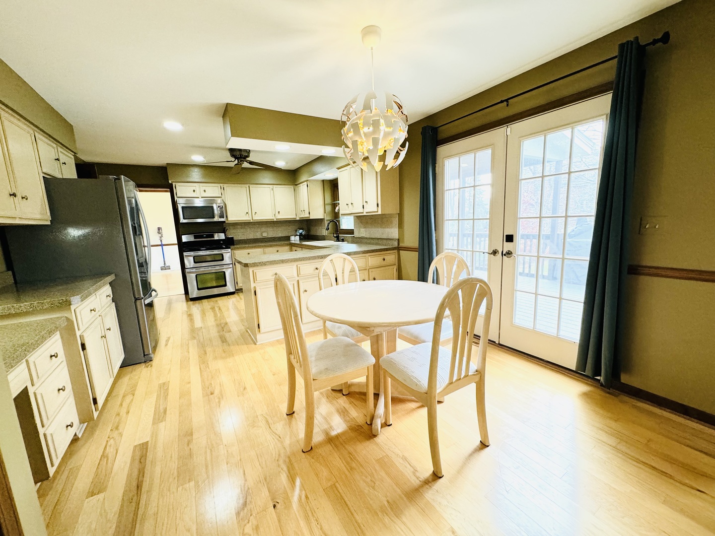 817 Huntleigh Drive, Naperville, IL 60540