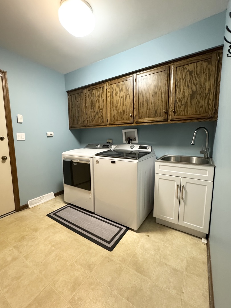 817 Huntleigh Drive, Naperville, IL 60540