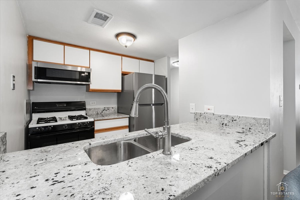 1976 Kenilworth Circle #E, Hoffman Estates, IL 60169