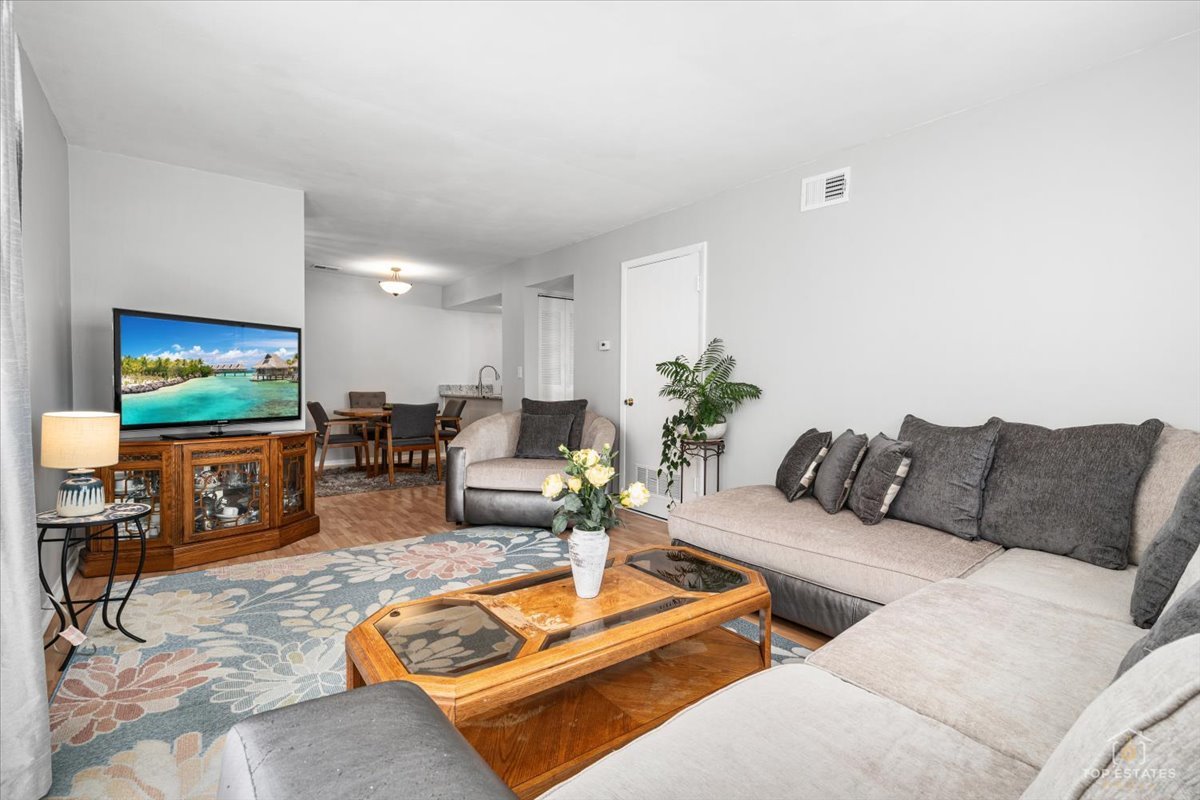 1976 Kenilworth Circle #E, Hoffman Estates, IL 60169