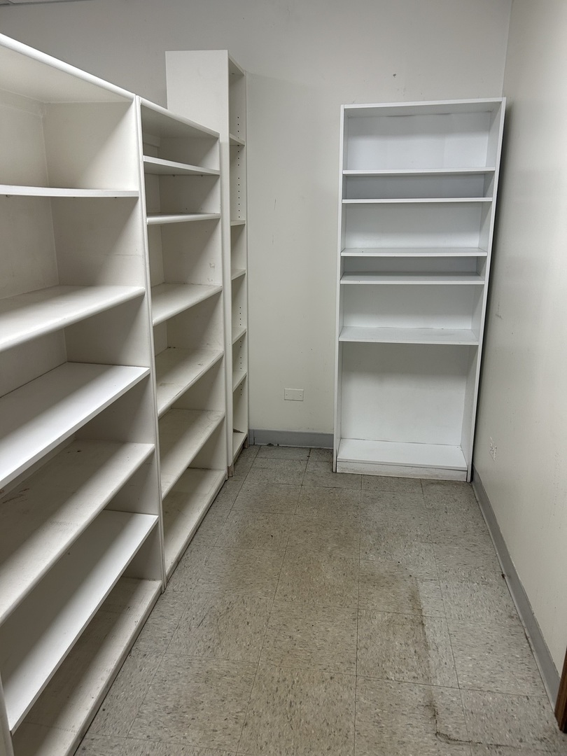 8826 S Roberts Road, Hickory Hills, IL 60457