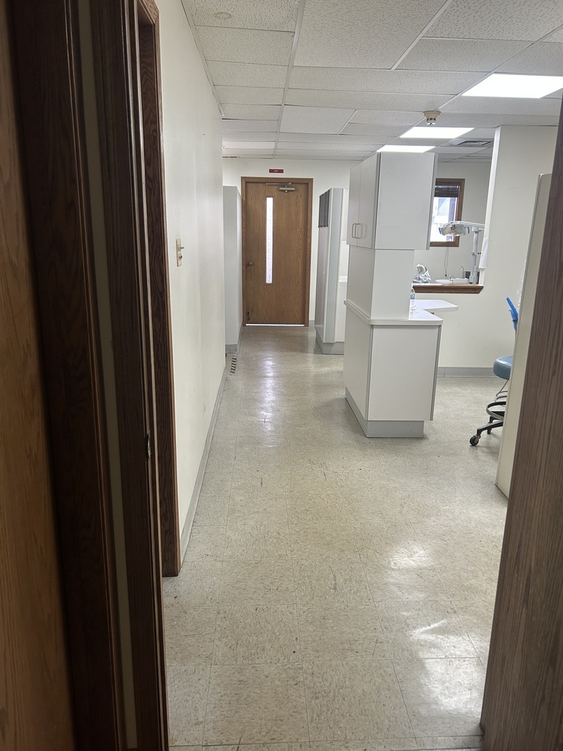 8826 S Roberts Road, Hickory Hills, IL 60457