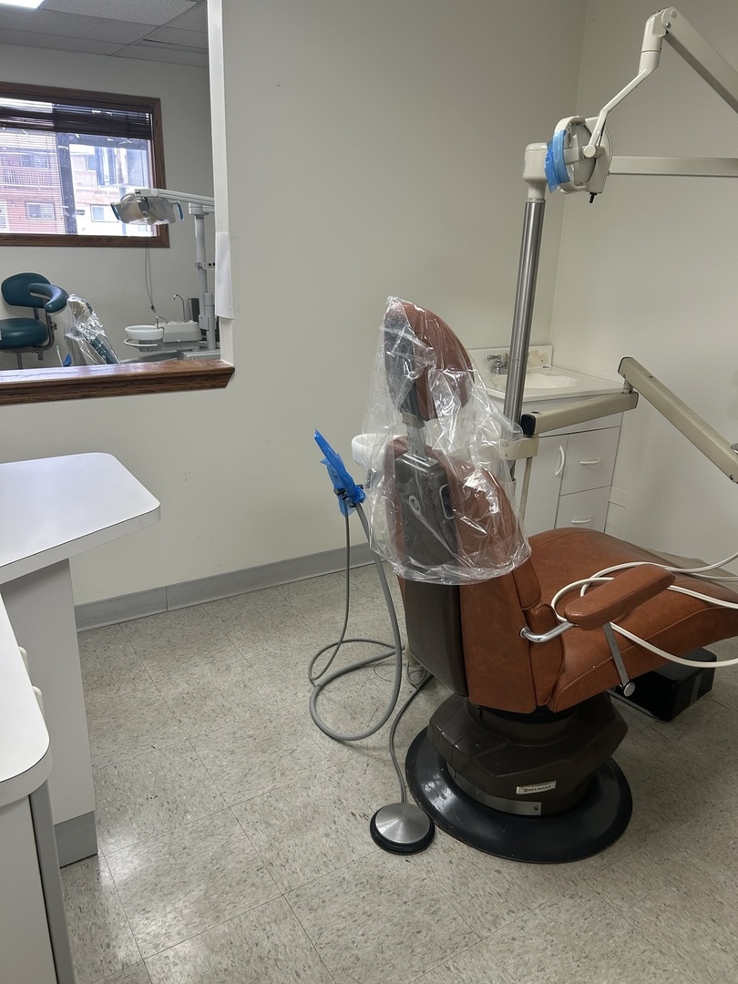 8826 S Roberts Road, Hickory Hills, IL 60457