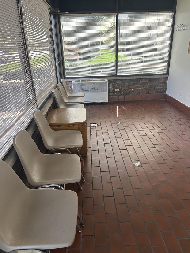 8826 S Roberts Road, Hickory Hills, IL 60457