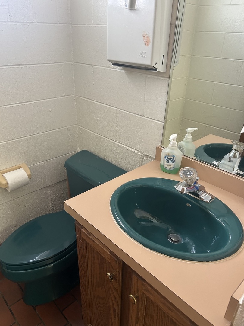 8826 S Roberts Road, Hickory Hills, IL 60457