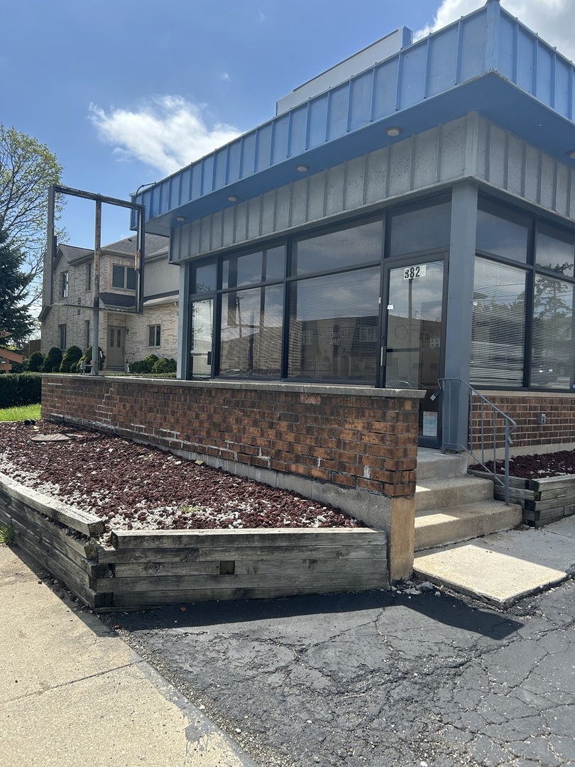 8826 S Roberts Road, Hickory Hills, IL 60457