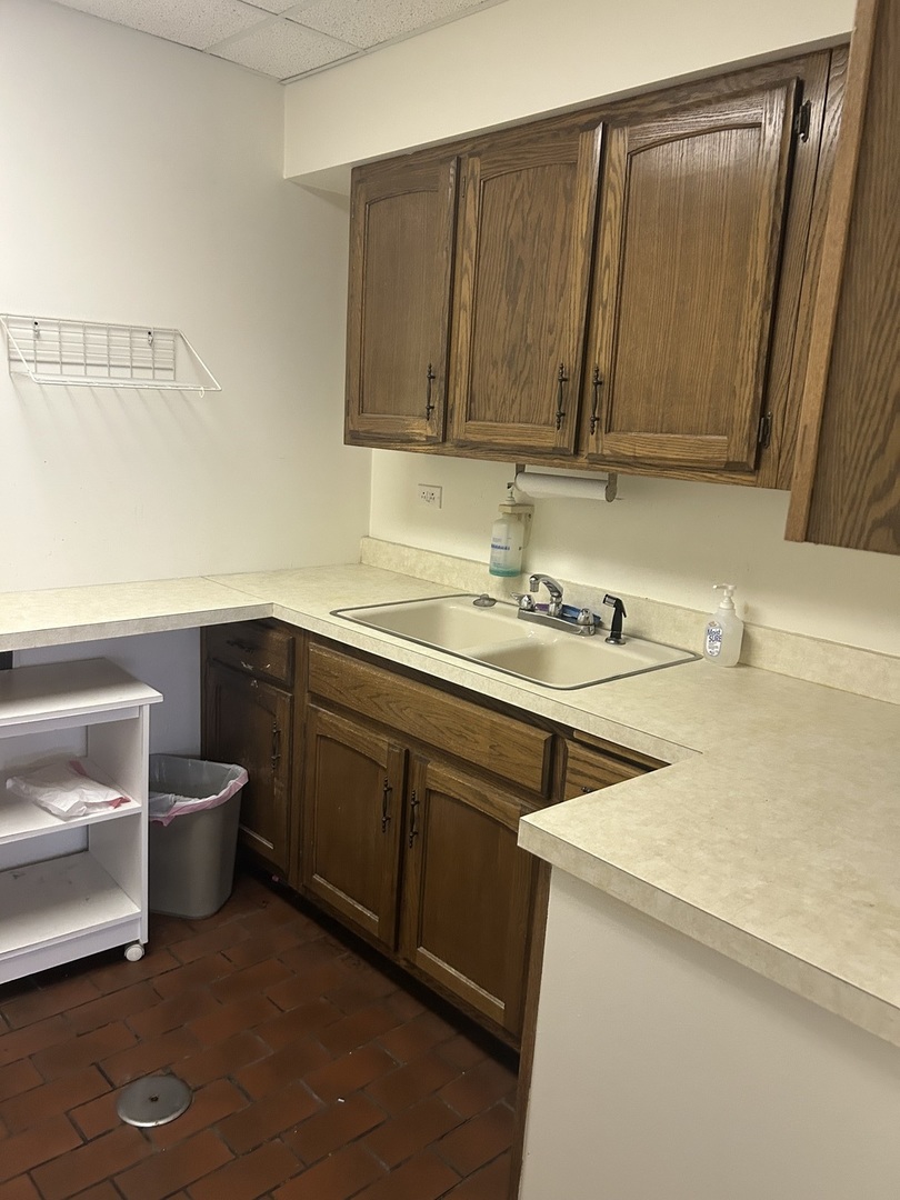 8826 S Roberts Road, Hickory Hills, IL 60457