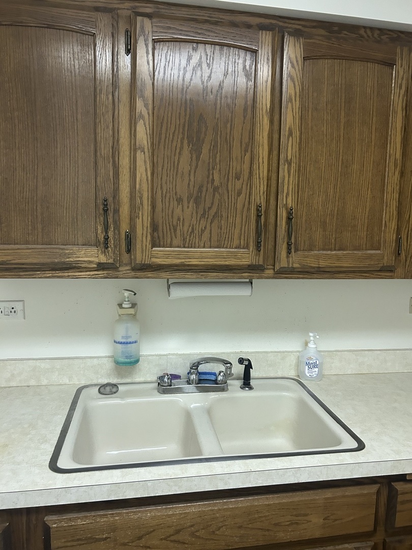 8826 S Roberts Road, Hickory Hills, IL 60457