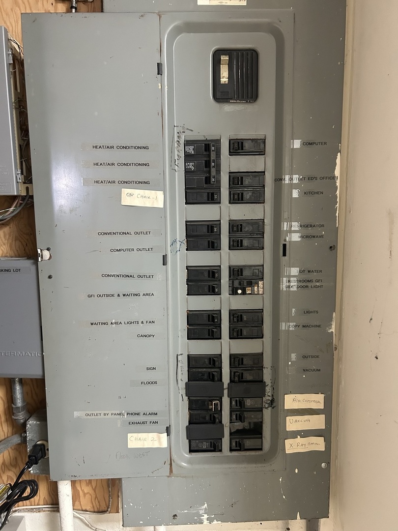 8826 S Roberts Road, Hickory Hills, IL 60457