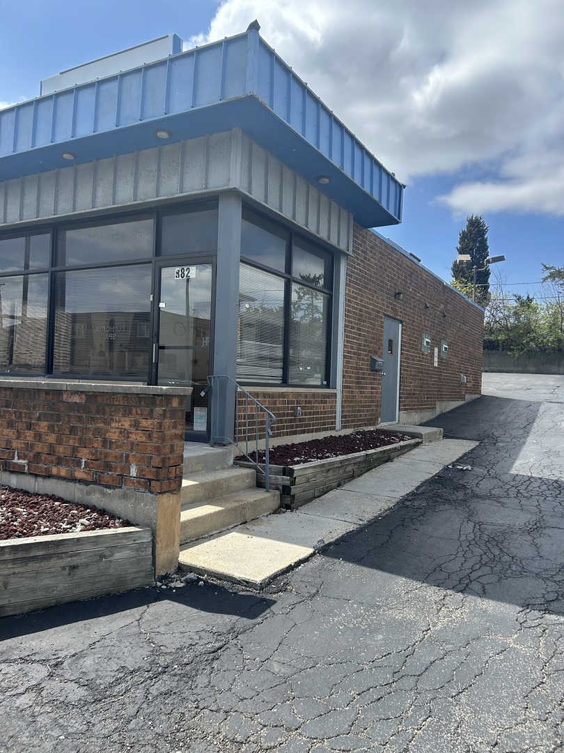 8826 S Roberts Road, Hickory Hills, IL 60457