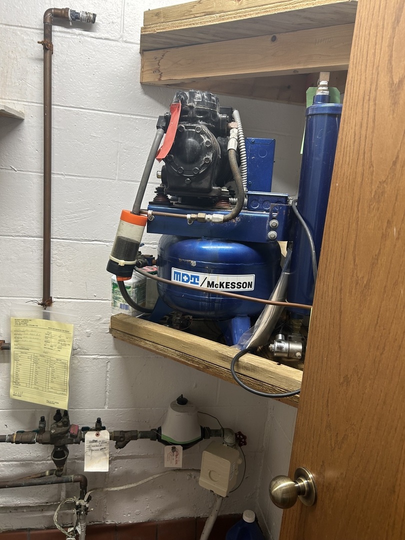 8826 S Roberts Road, Hickory Hills, IL 60457