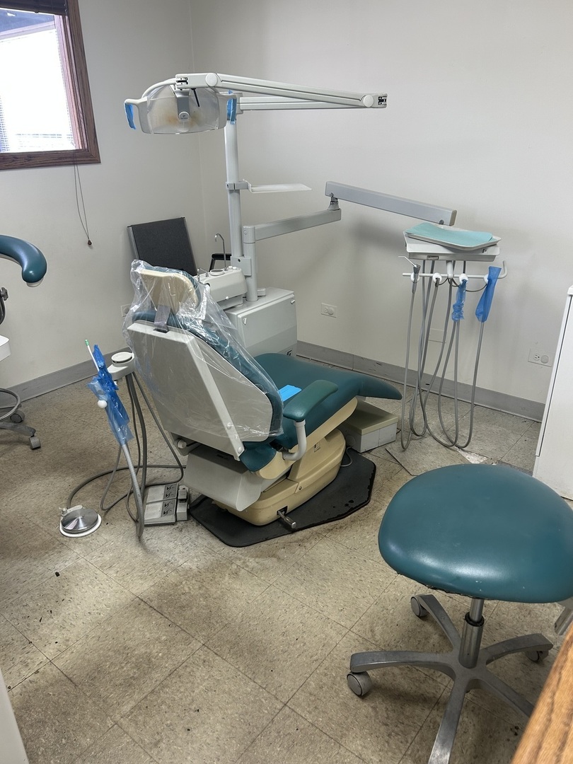 8826 S Roberts Road, Hickory Hills, IL 60457